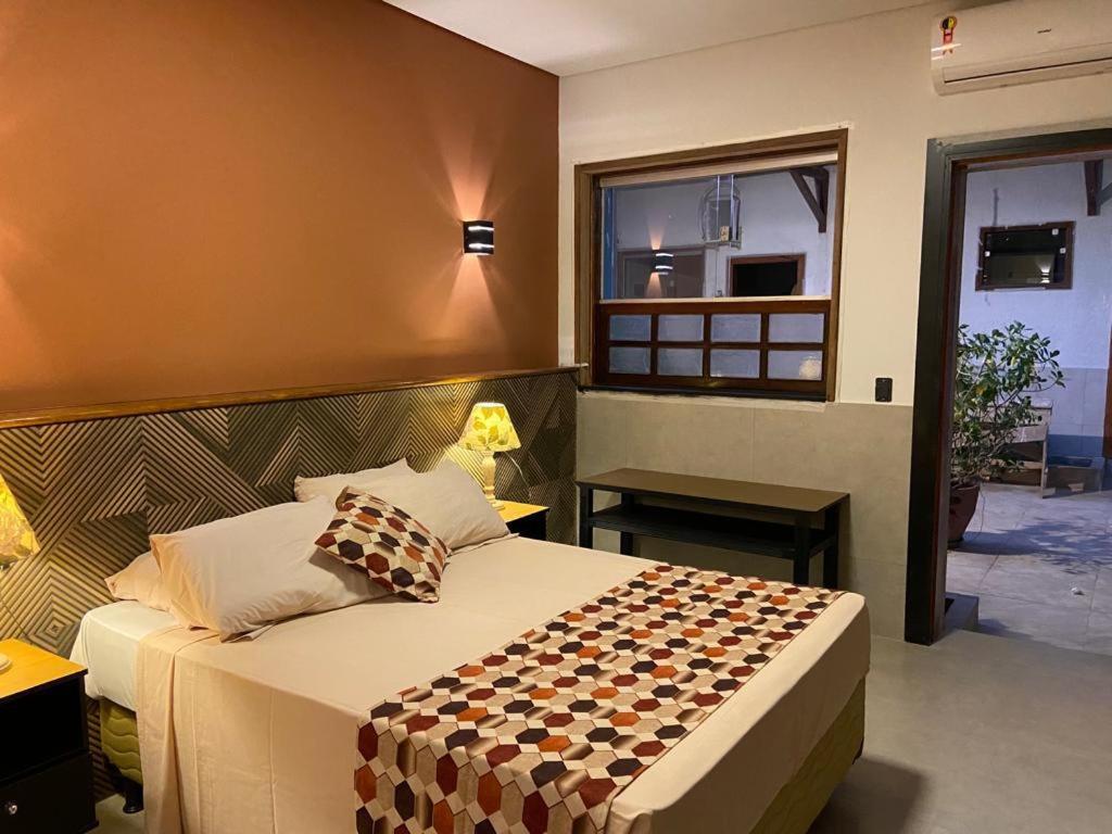 Quarto com cama de casal e decoração moderna