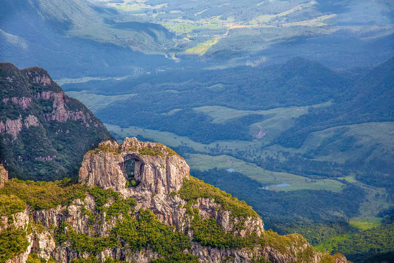 Vista panorâmica do Morro da Igreja com a Pedra Furada no topo