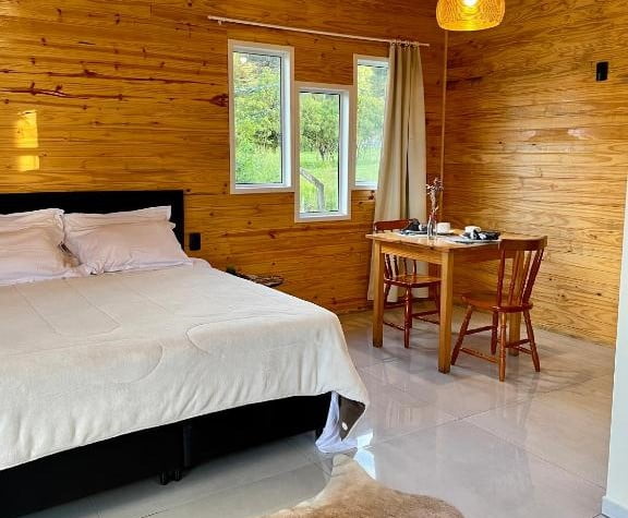 Quarto de casal em chalé rústico em Urubici
