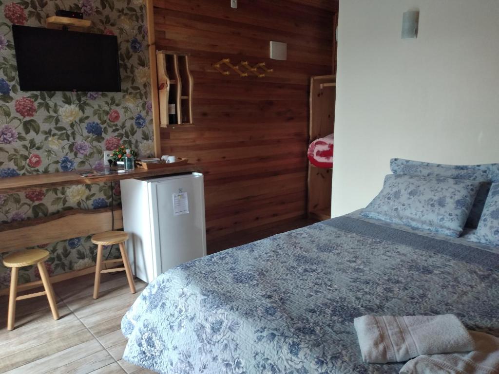 Quarto de casal com TV e frigobar em pousada em Urubici