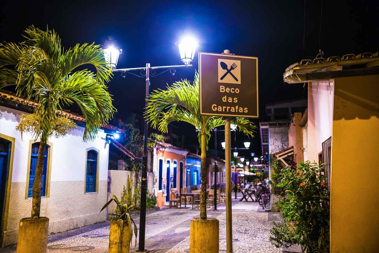 Rua estreita com construções históricas no Beco das Garrafas em Prado