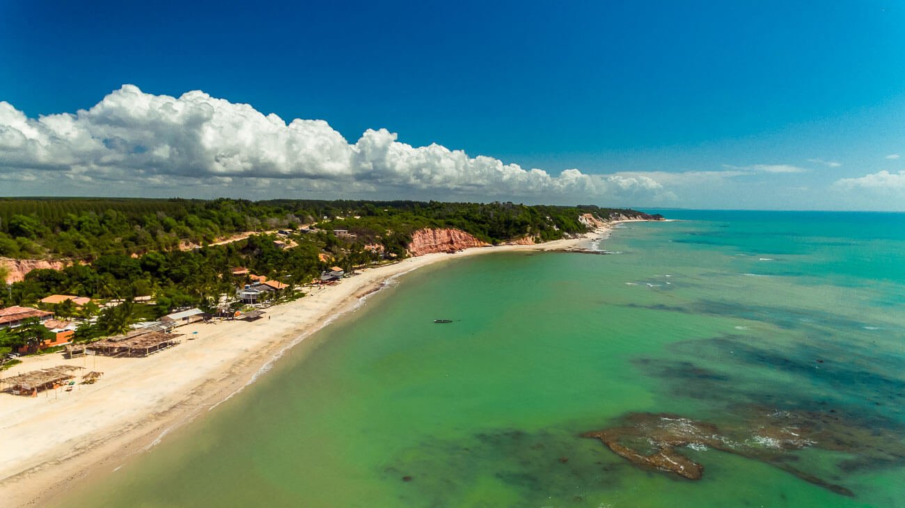 Vista aérea da Praia da Paixão com o mar de águas esverdeadas