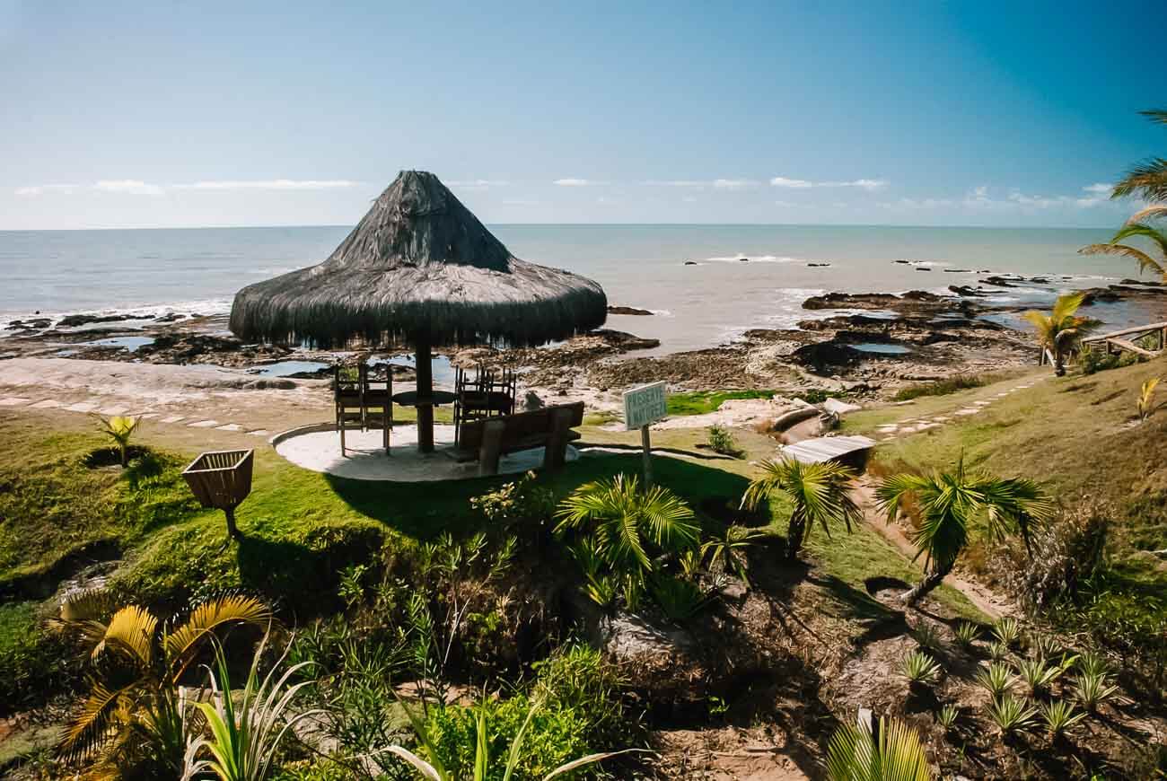 Vista da Praia de Tororão com área de vegetação e mar ao fundo