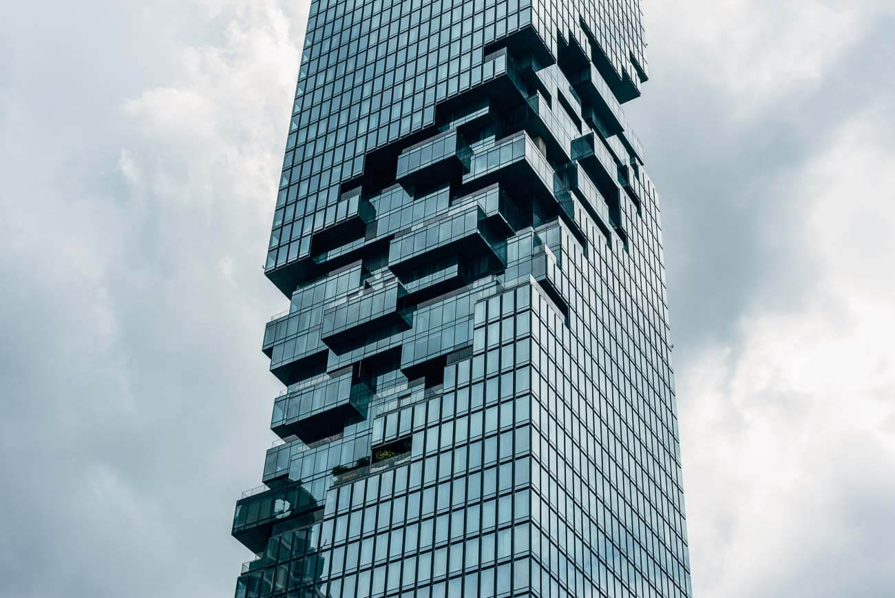 Torre MahaNakhon em Bangkok com fachada de vidro e design pixelado característico.