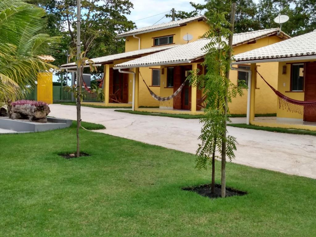 Vila de casas para alugar em uma área gramada 