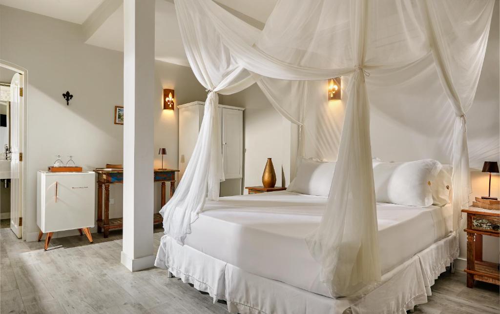 Quarto de casal com decoração clean e móveis rústicos e modernos.