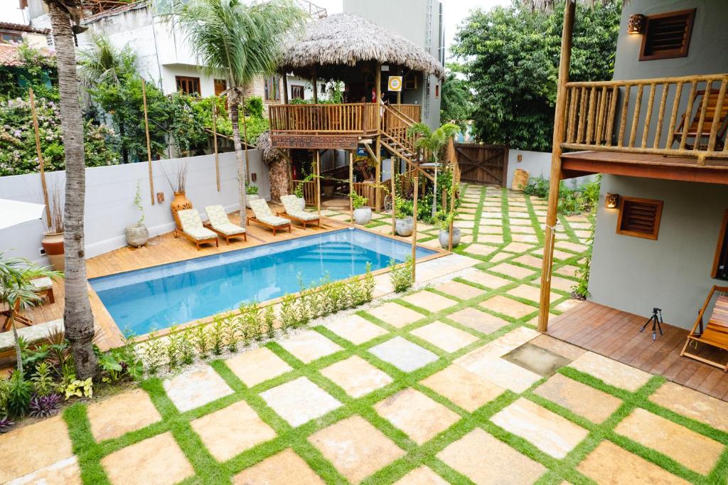 Área externa com piscina, espreguiçadeiras e jardim.