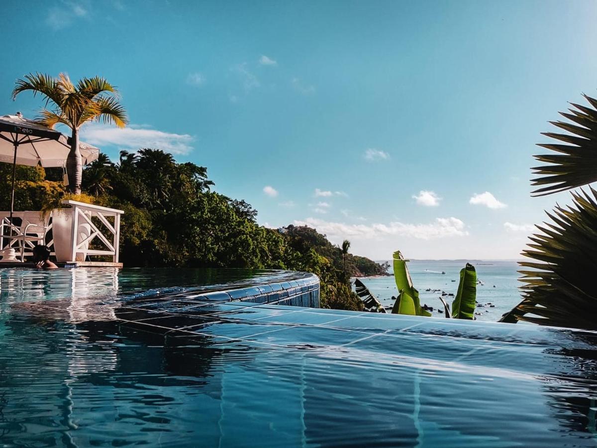 Piscina ao ar livre de borda infinita e vista para praia em Morro de São Paulo