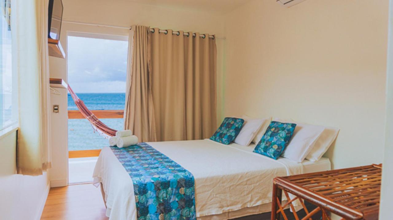 Quarto de casal com sacada com vista para o mar da Primeira Praia em Morro de São Paulo.