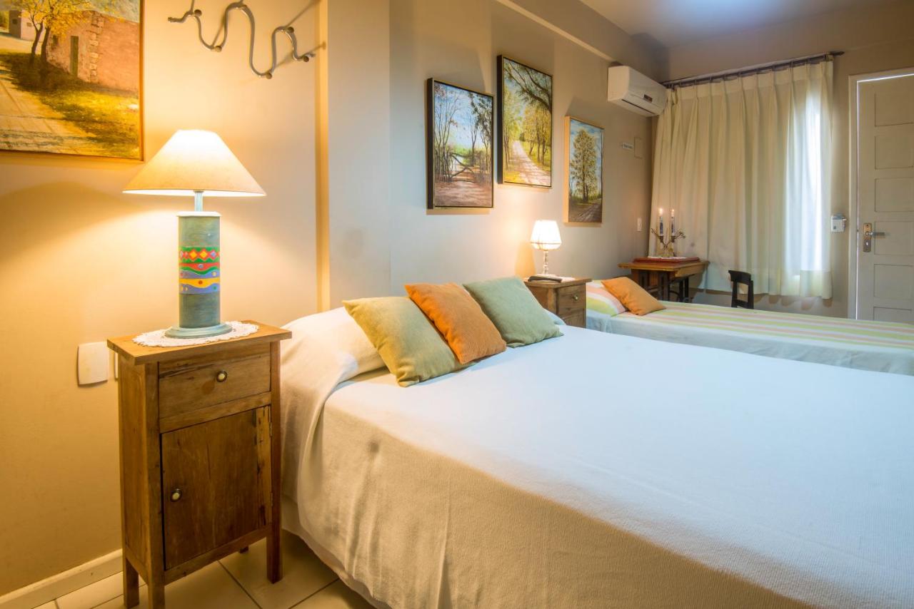 Quarto de casal com decoração rústica praiana e bem iluminado
