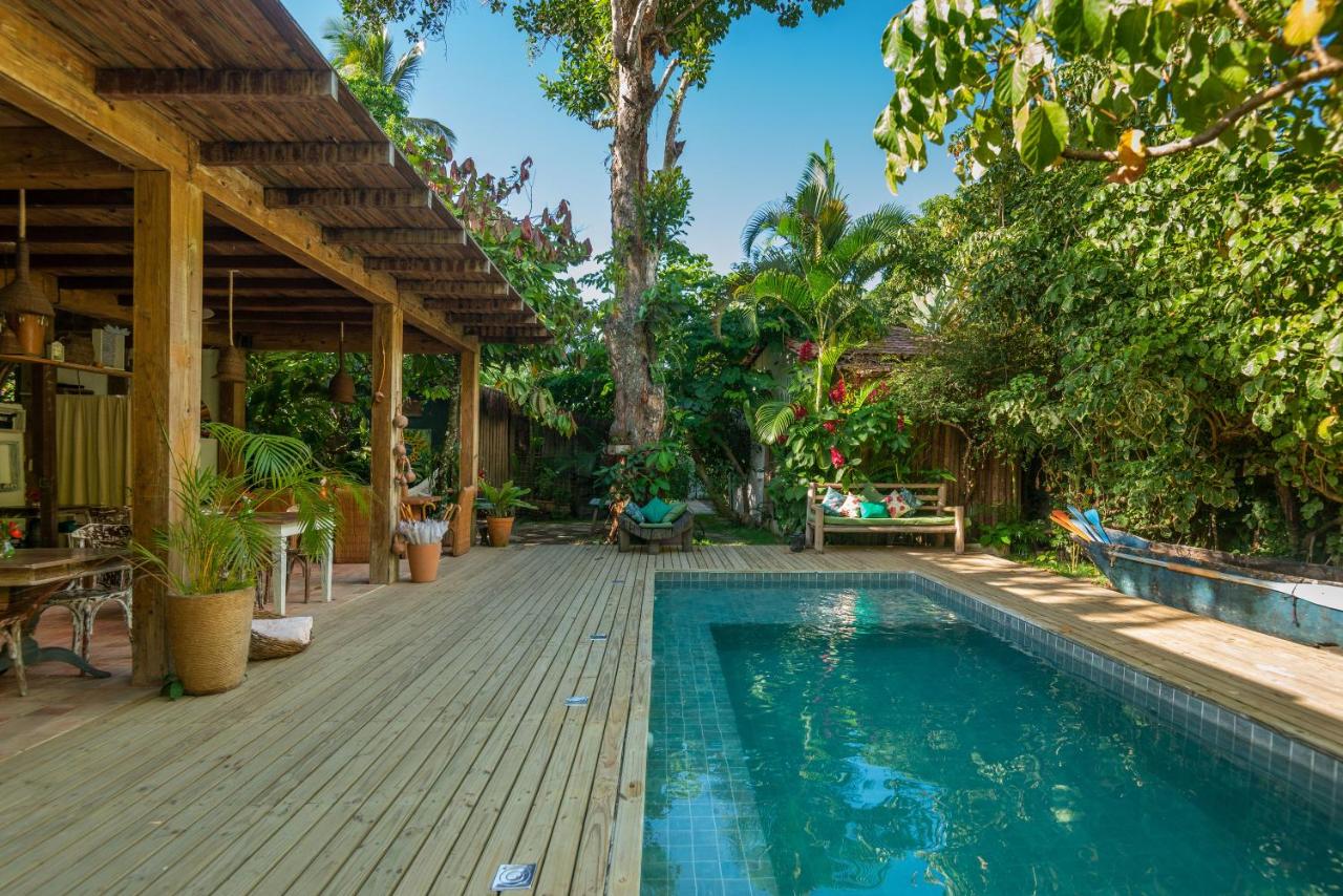 Piscina ao ar livre cercado por natureza em pousada em Trancoso
