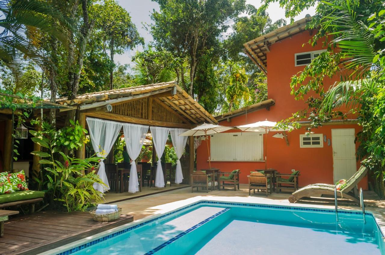 Piscina ao ar livre com restaurante ao lado esquerdo em pousada em Trancoso