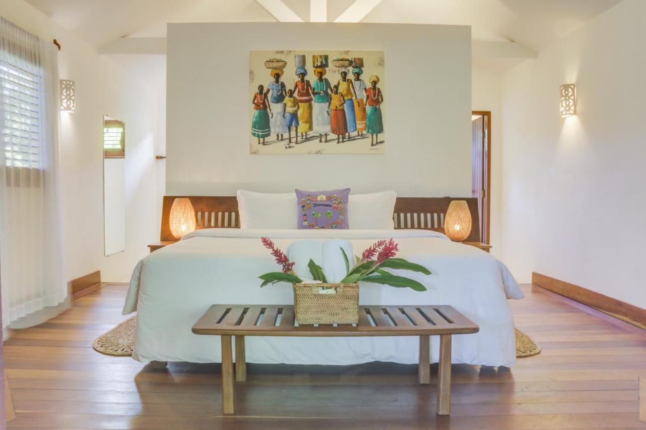 Quarto de casal com decoração clean e elegante.