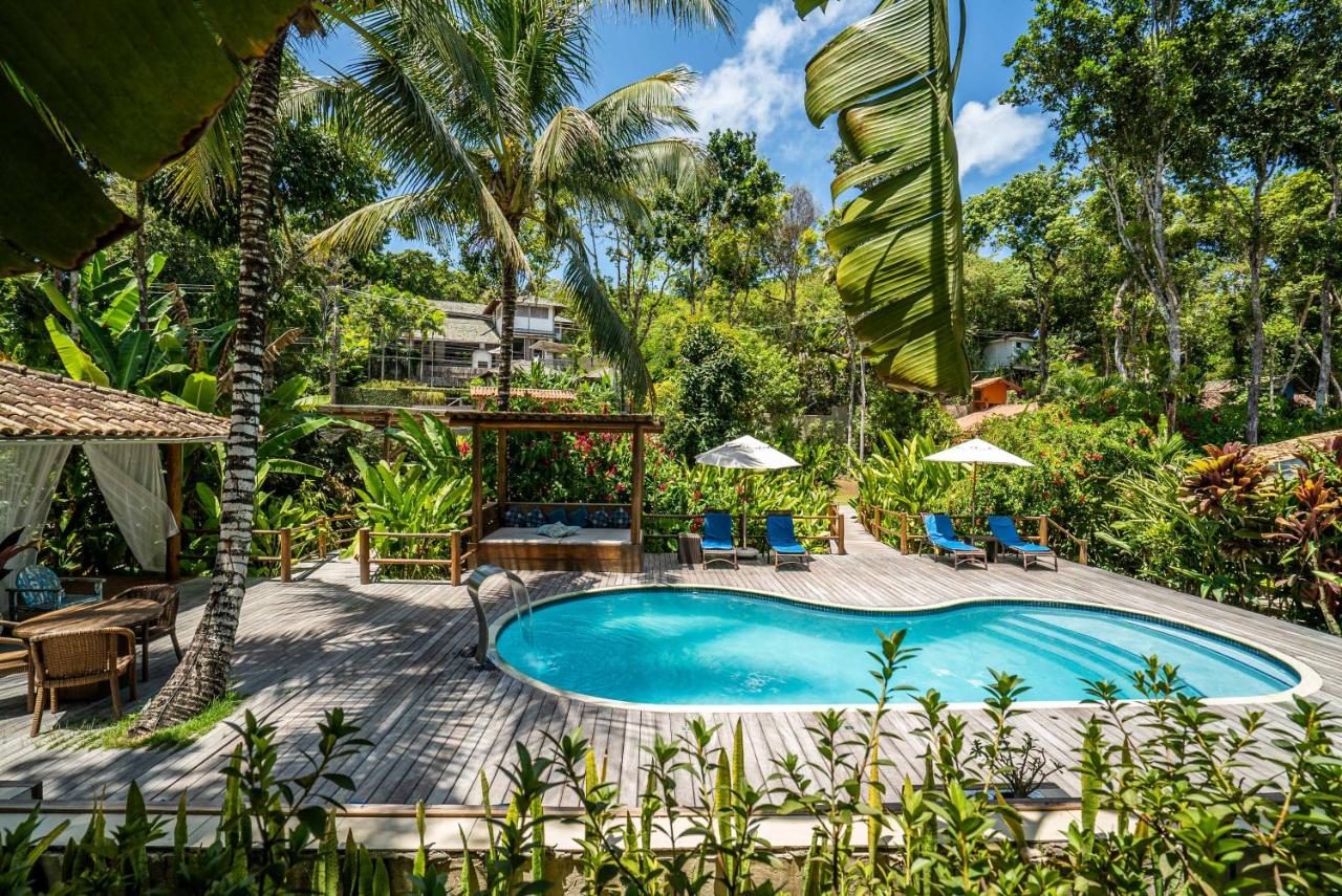 Piscina ao ar livre cercada por muita natureza