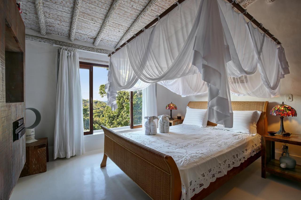 Quarto de casal com decoração rústica em tons de branco