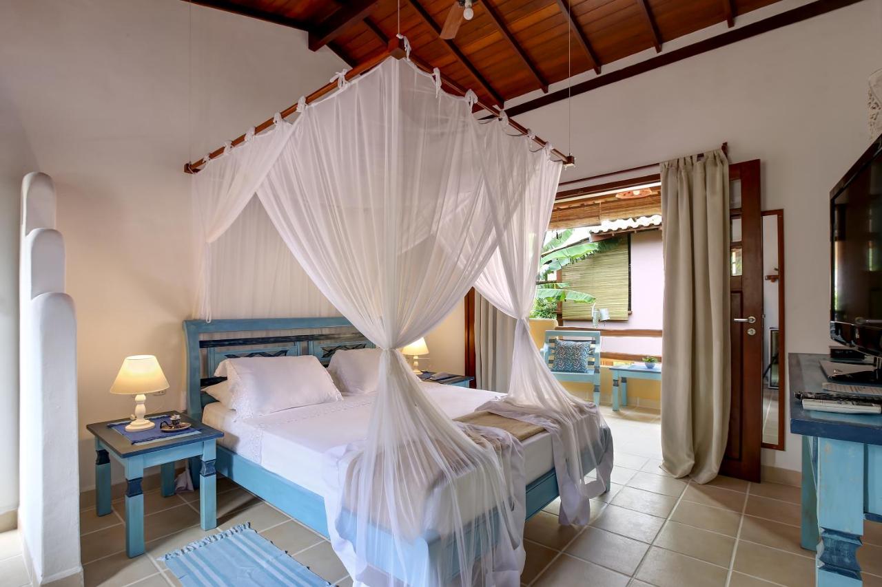 Quarto de casal com decoração rústica praiana