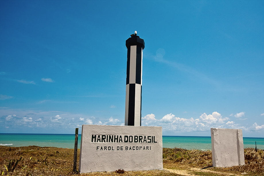 Farol de Bacopari em Baía Formosa e ao fundo mar de águas cristalinas