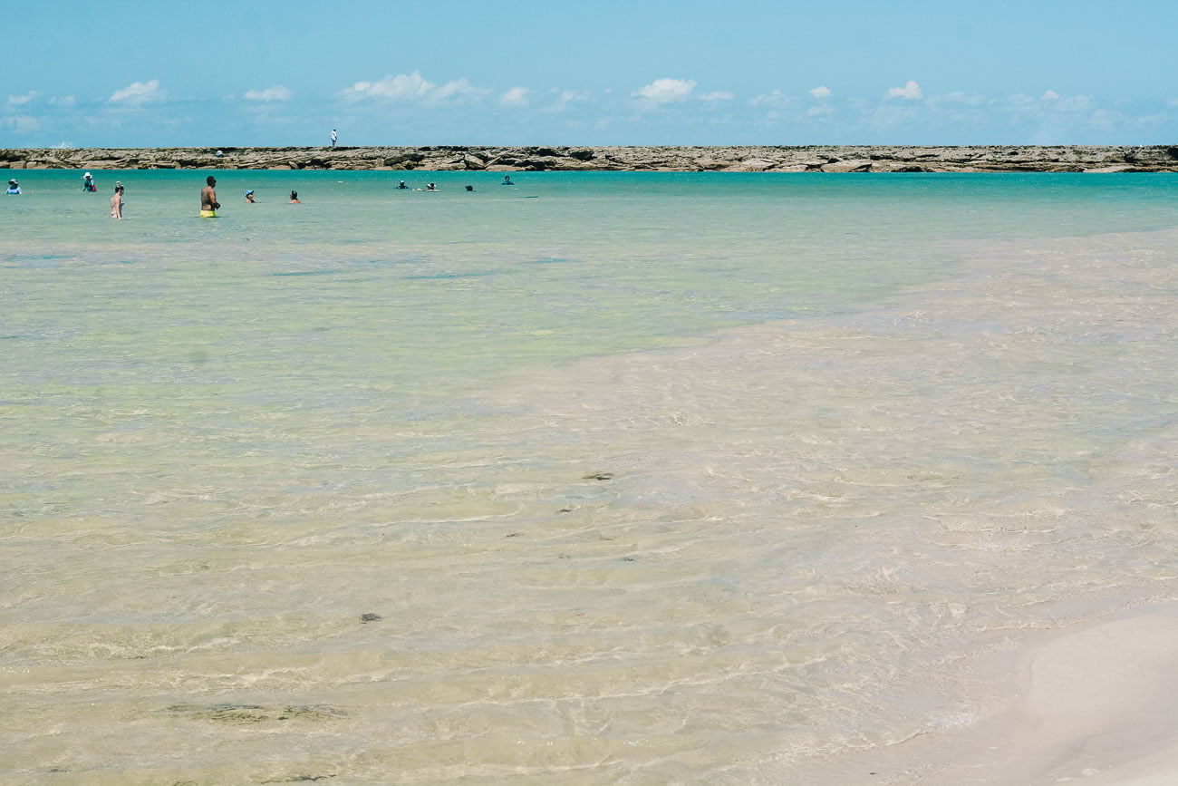 Águas cristalinas e mar tranquilo da Praia do Niquim em Barra de São Miguel