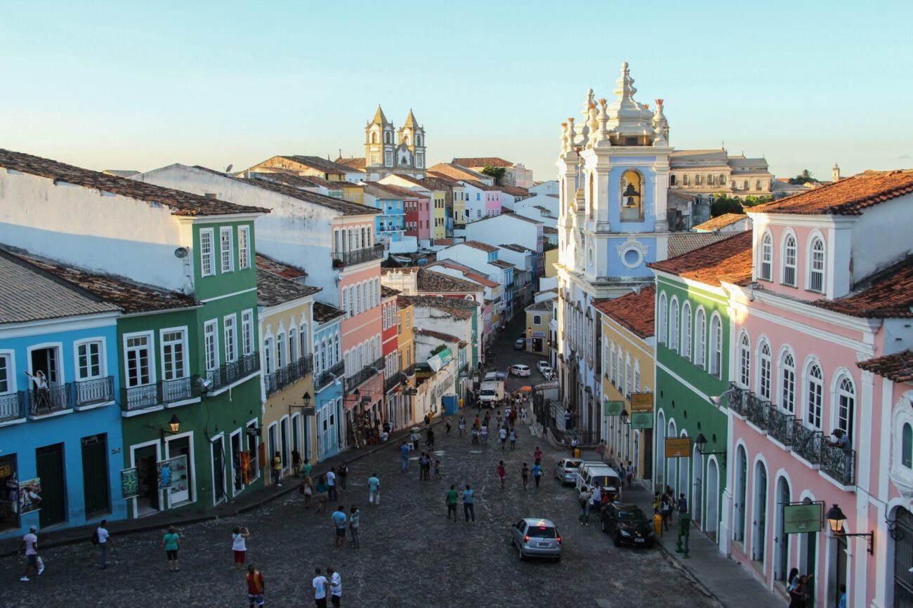Ruelas e casarios coloniais no Largo do Pelourinho em Salvador