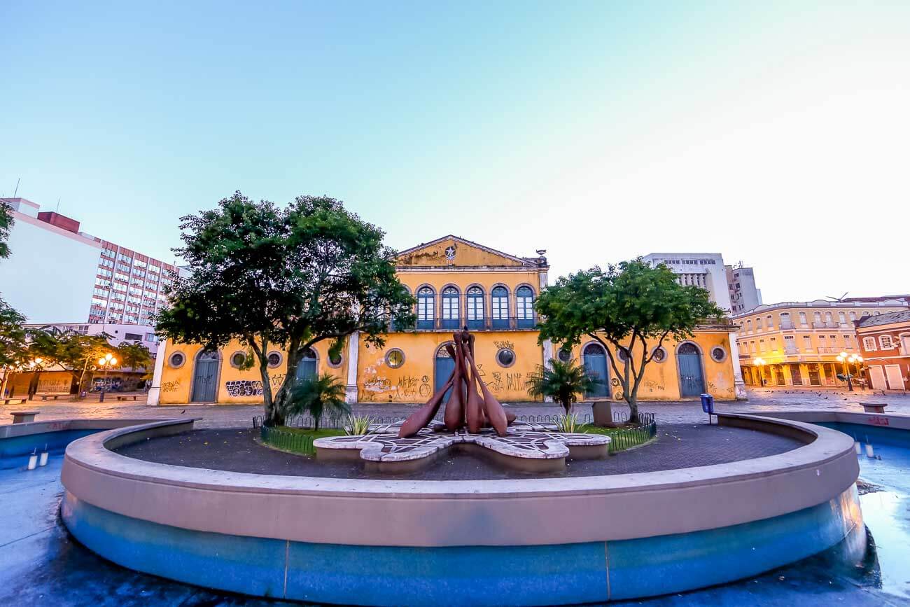 Chafariz com uma pequena praça em frente a Alfândega em Florianópolis