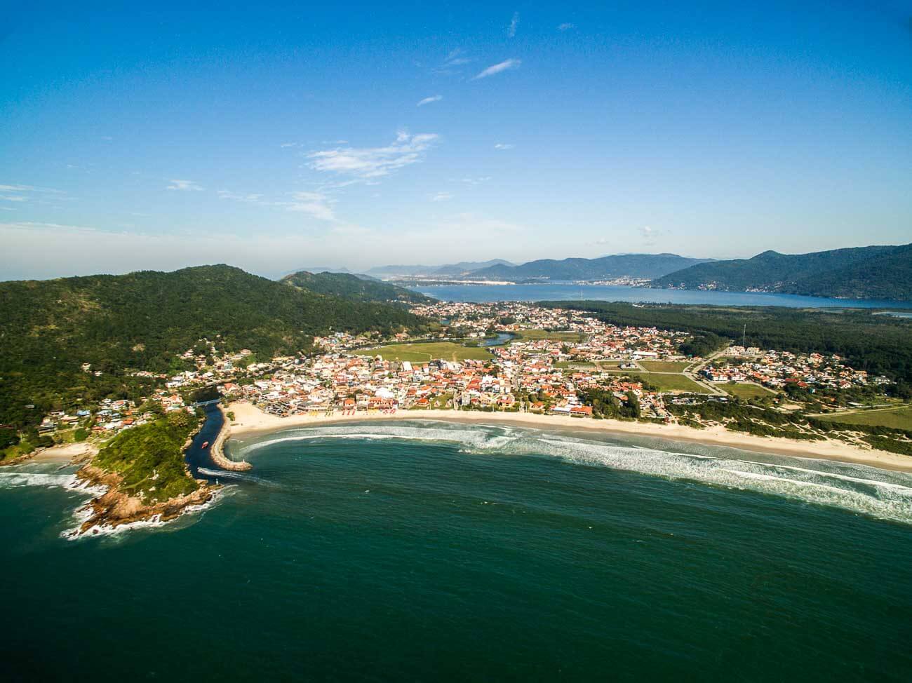 Vista aérea da Praia Barra da Lagoa em Florianópolis