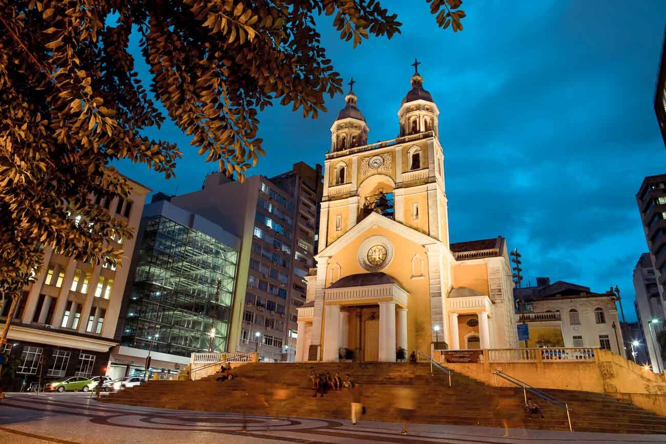 Fachada da Catedral de Florianópolis durante a noite.