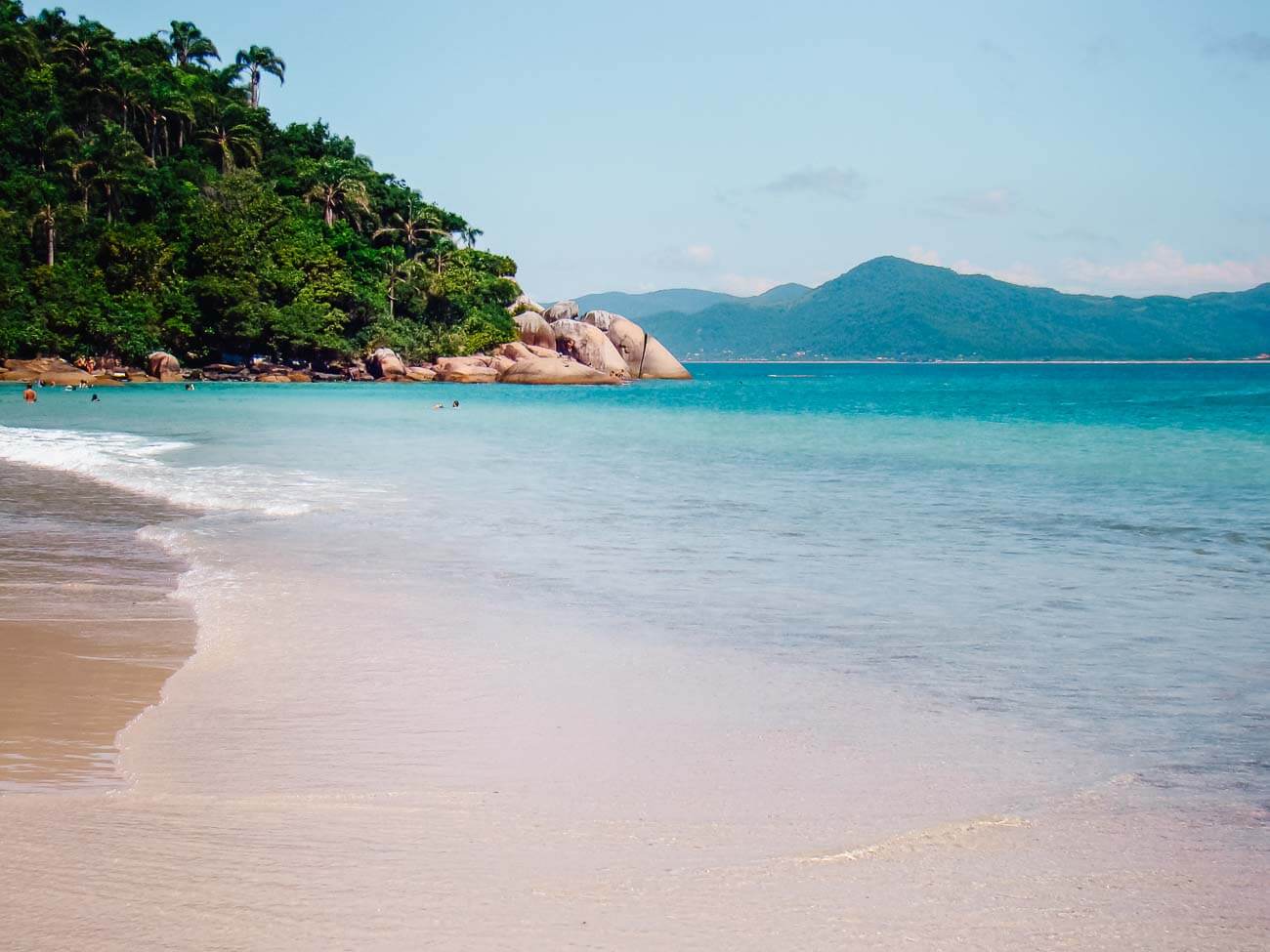 Águas cristalinas e costa ao fundo na Ilha do Campeche em Florianópolis