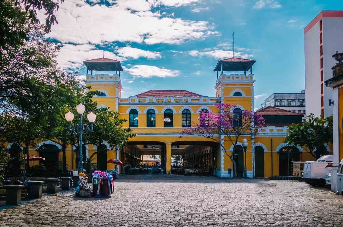 Fachada do Mercado Municipal em Florianópolis com fachada amarela e colonial