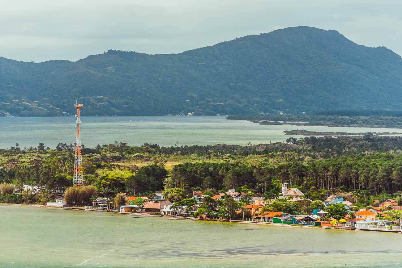 Vista a partir do Mirante da Lagoa em Florianópolis, mostrando a lagoa e o mar ao fundo