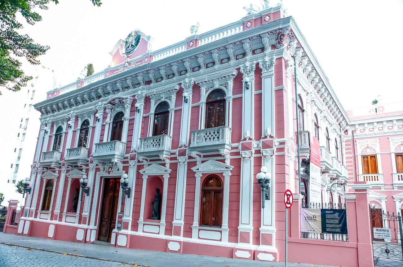 Fachada de arquitetura colonial do Palácio Cruz e Sousa em Florianópolis