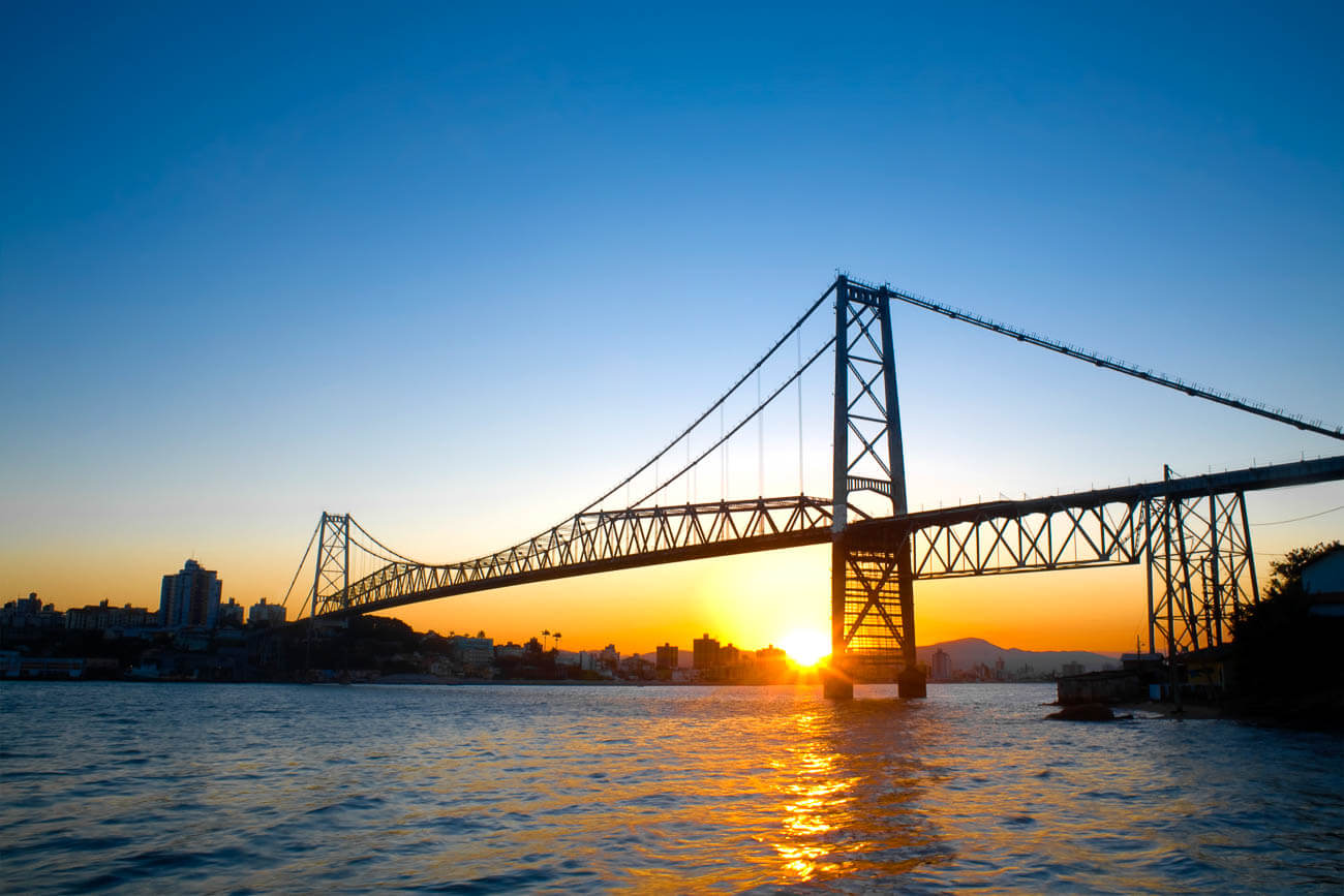 Vista da Ponte Hercílio Luz em Florianópolis durante o pôr do sol