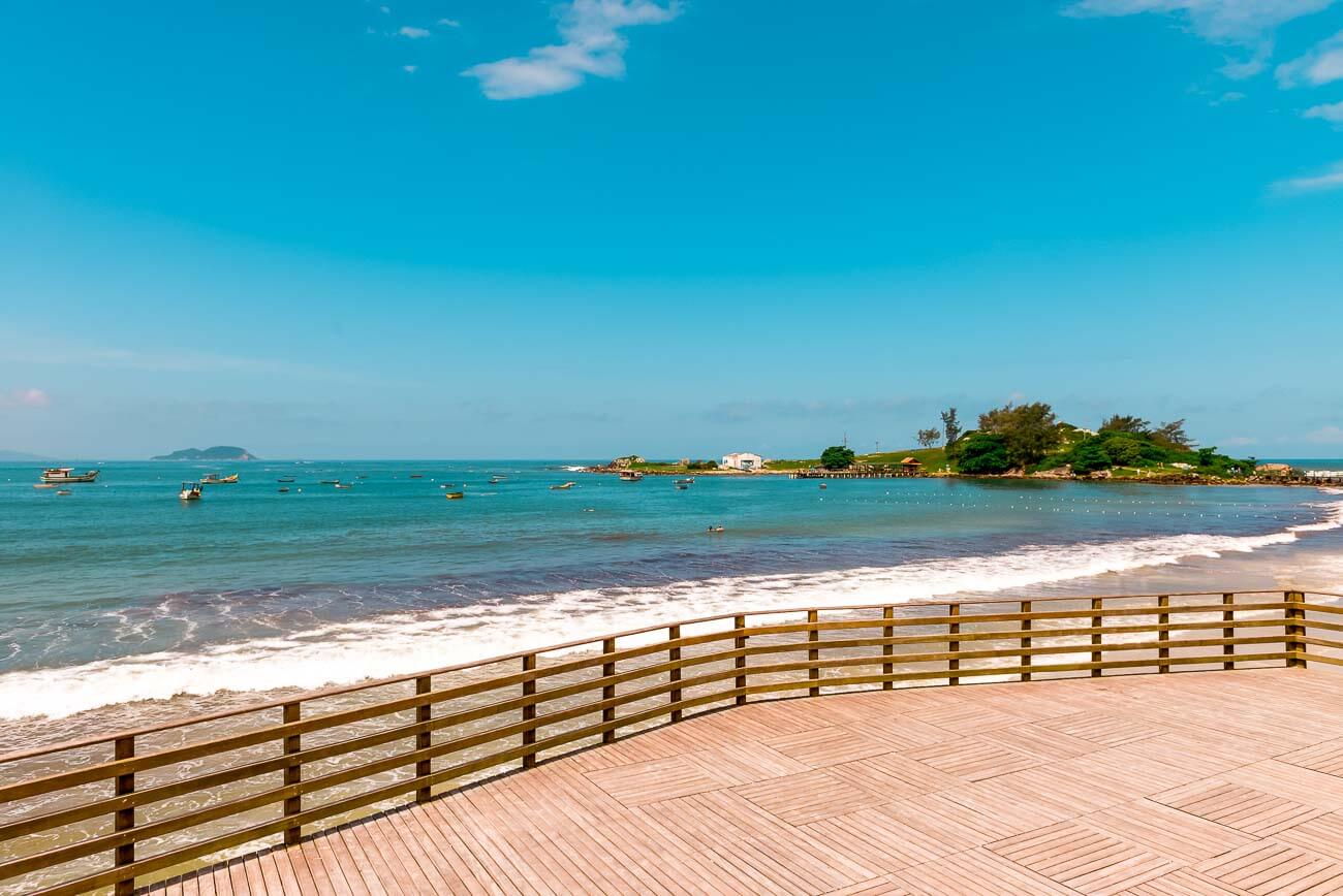 Deck de madeira com vista para o mar da Praia da Armação em Florianópolis