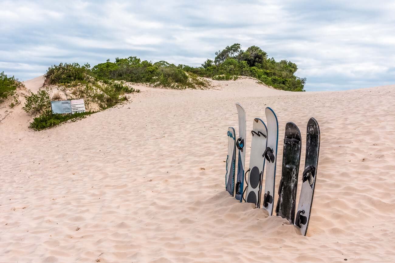 Pranchas de sandboard nas dunas da Praia da Joaquina