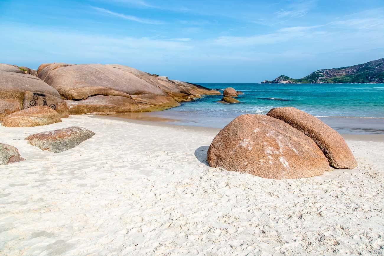Grandes pedras na areia e á beira mar da Praia Mole