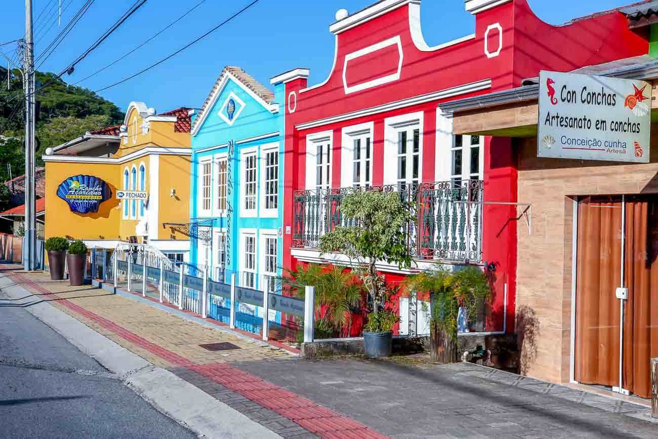 Casinhas coloridas do período colonial em Ribeirão da Ilha, em Florianópolis