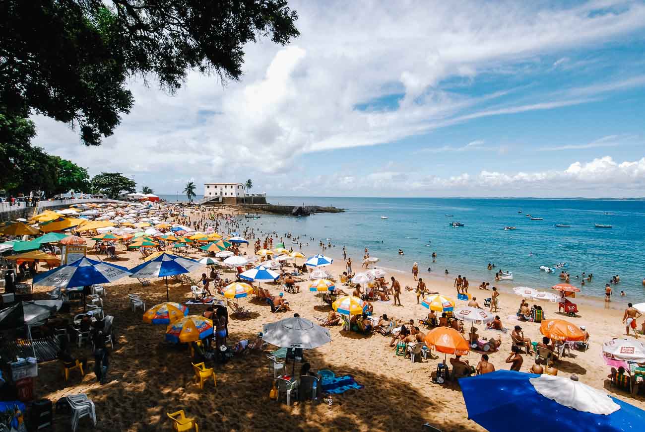 Faixa de areia repleta de banhistas na Praia Porto da Barra