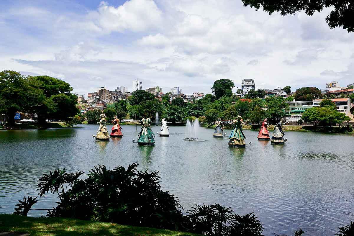 Lago do Dique do Tororó com esculturas de Orixás
