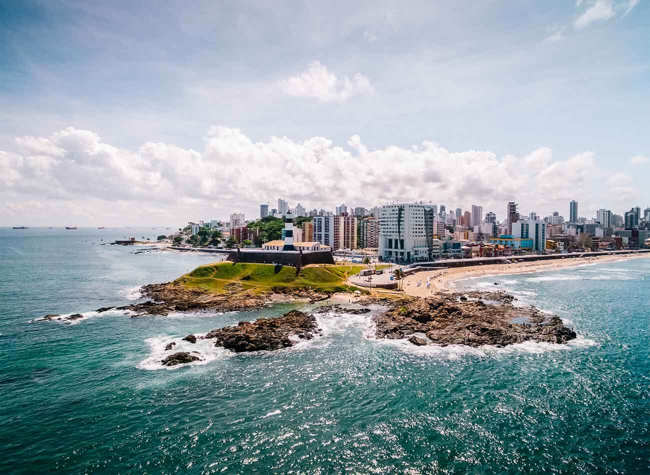 Vista panorâmica do mar do Farol da Barra em Salvador e prédios ao fundo