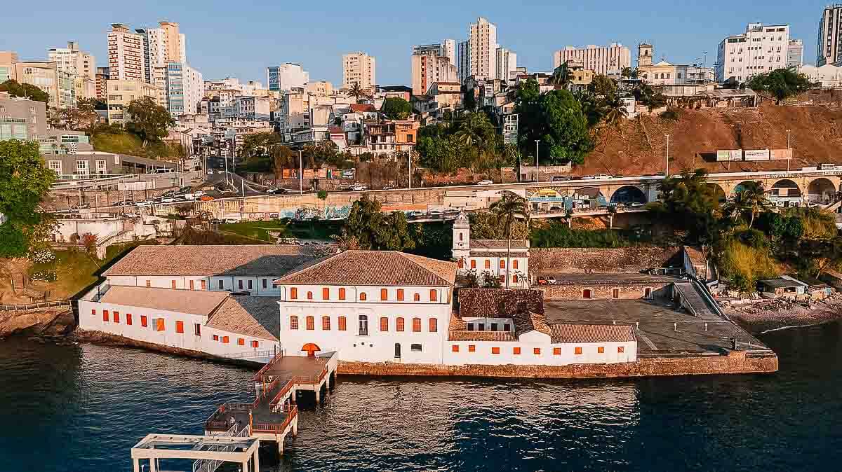 Vista panorâmica do Museu da Arte Contemporânea na Bahia em Salvador e ao fundo a capela de Nossa Senhora da Conceição 