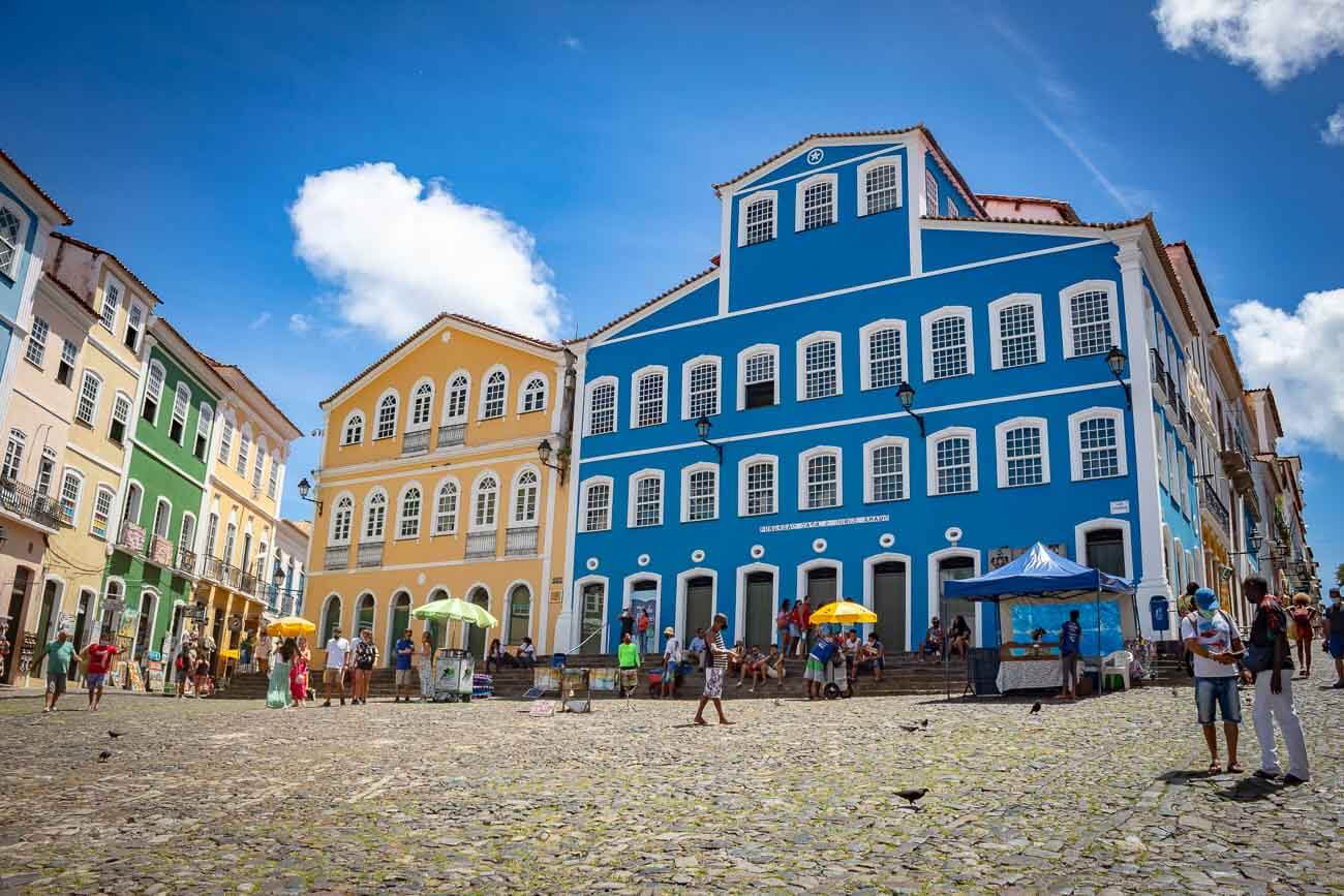 Dois casarões históricos coloniais, um com a fachada azul marinho da Fundação Casa de Jorge Amado no Pelourinho