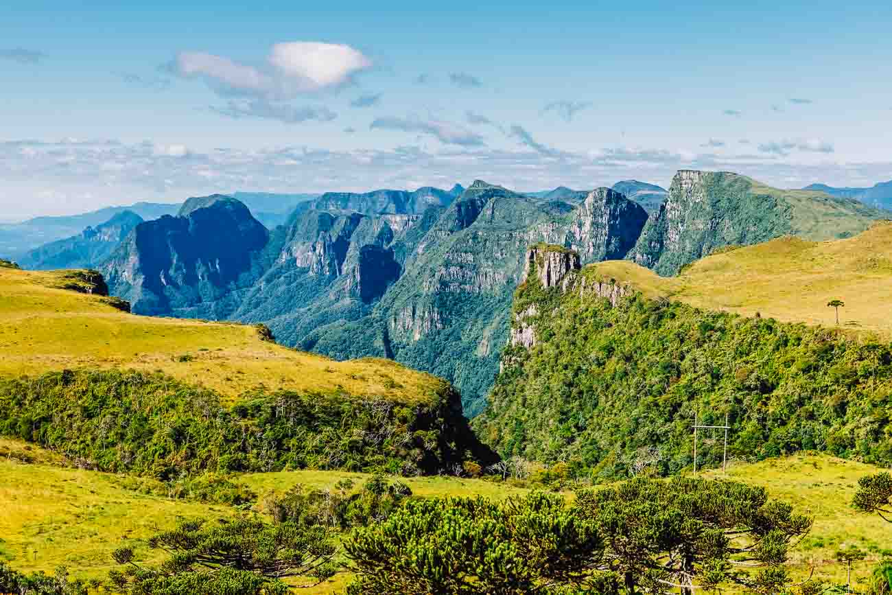 Vista panorâmica do Cânion Espraiado em Urubici cercado por montanhas e formações rochosas