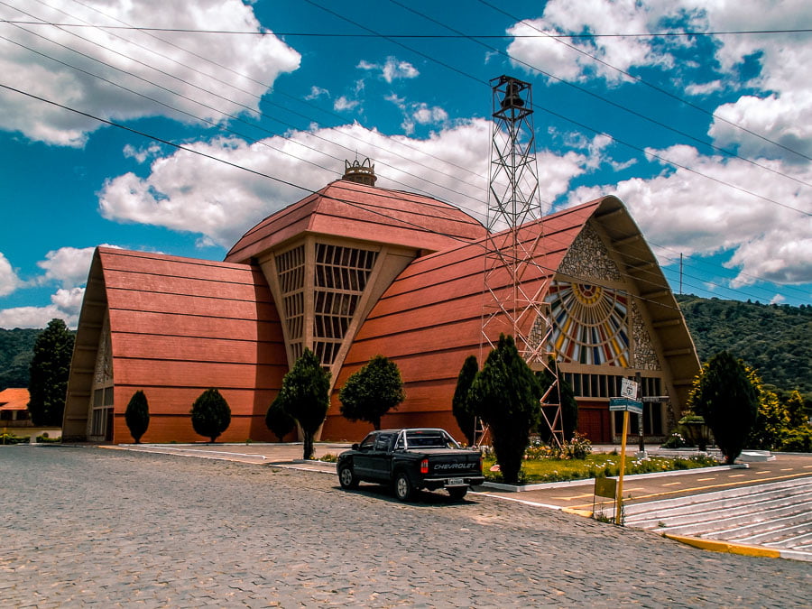 Fachada da Igreja Matriz de Urubici em um dia de sol.