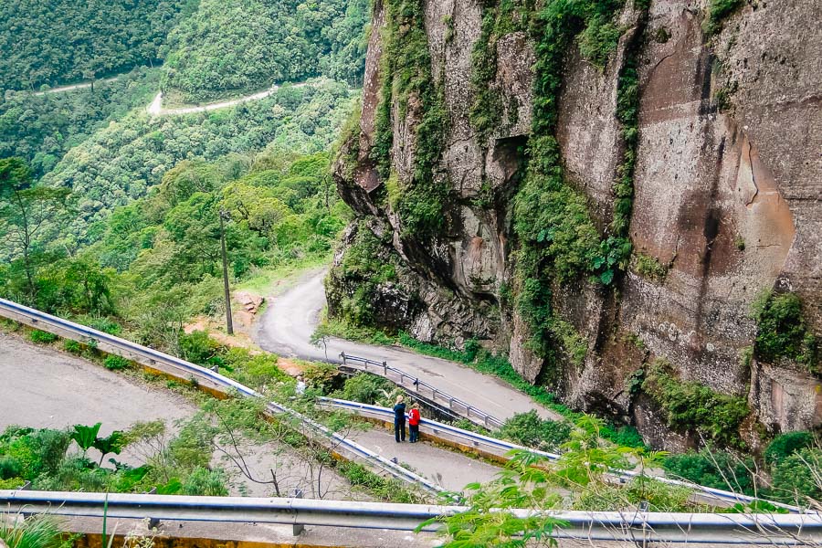 Curvas fechadas da Serra do Corvo em Urubici com duas pessoas paradas olhando