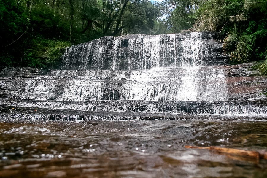 Terceira queda d'água do Rio das 7 Quedas formando uma escadinha com suas águas descendo