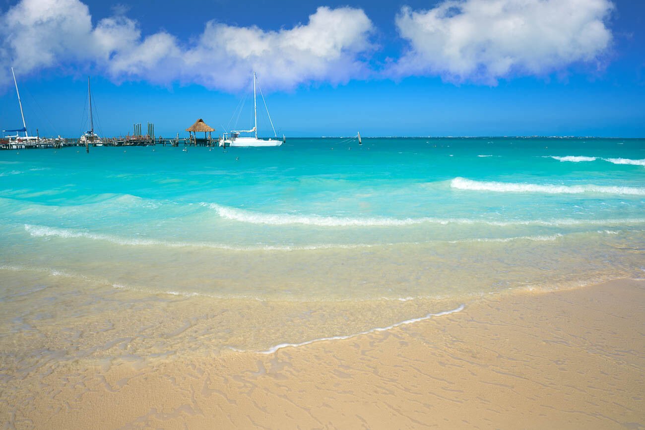 Mar caribendo na Playa Tortugas em Cancún com o tom azul turquesa