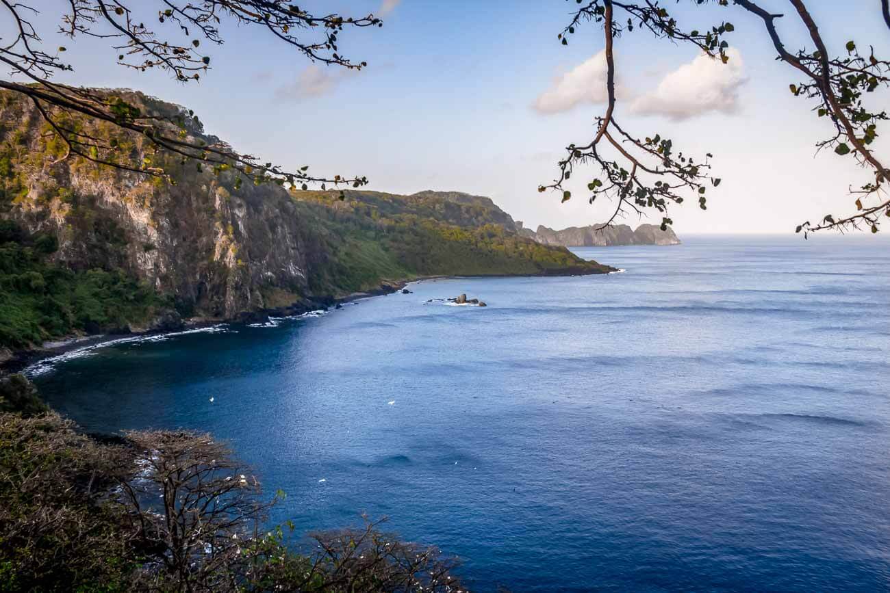 Vista panorâmica da Baía dos Golfinhos em Fernando de Noronha e montanhas ao redor.