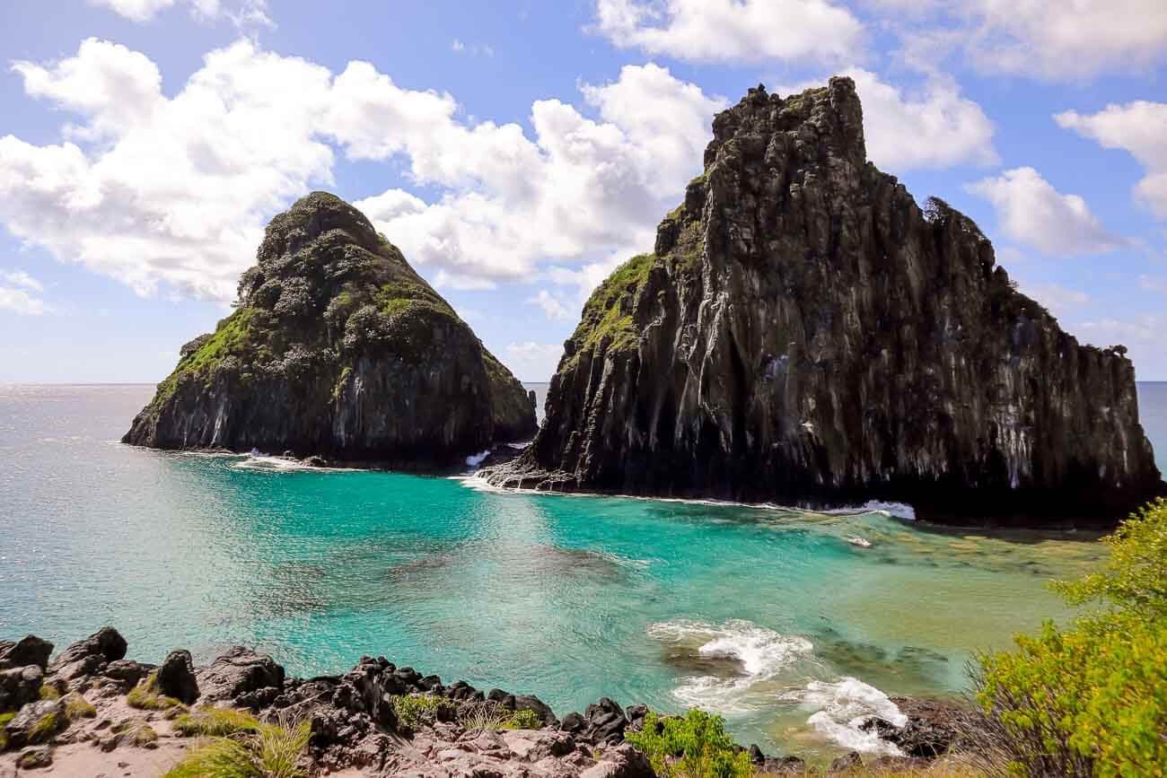 Morro Dois Irmãos na Baía dos Porcos em um dia de sol