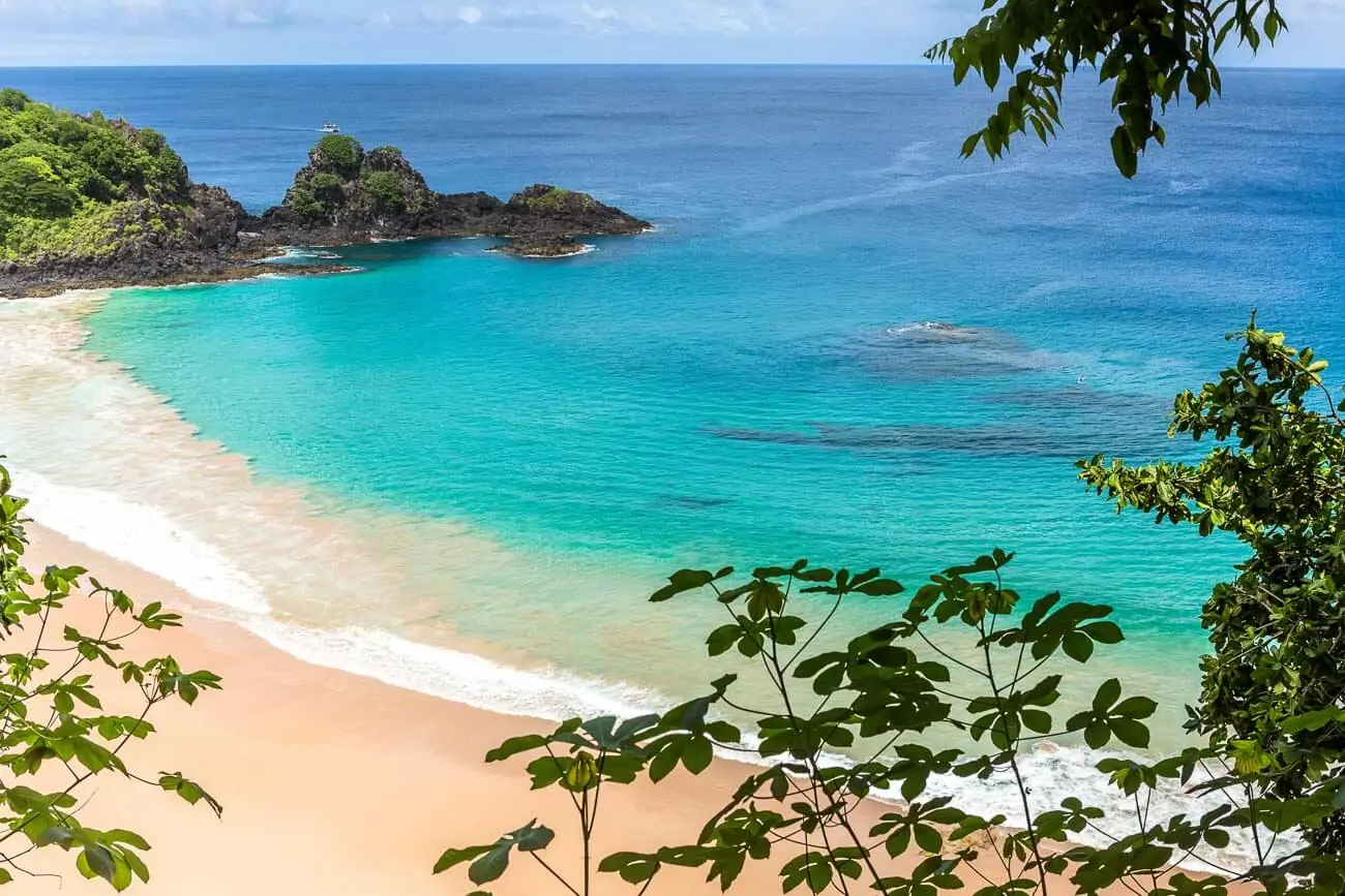 Vista do alto para o mar da Praia do Sancho com o mar cristalino