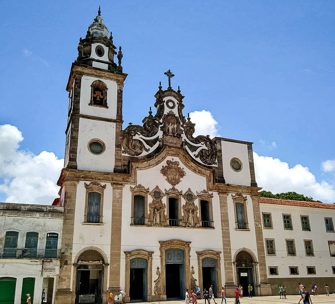 Fachada da Basílica de Nossa Senhora do Carmo com arquitetura e estilo barroco em Recife.