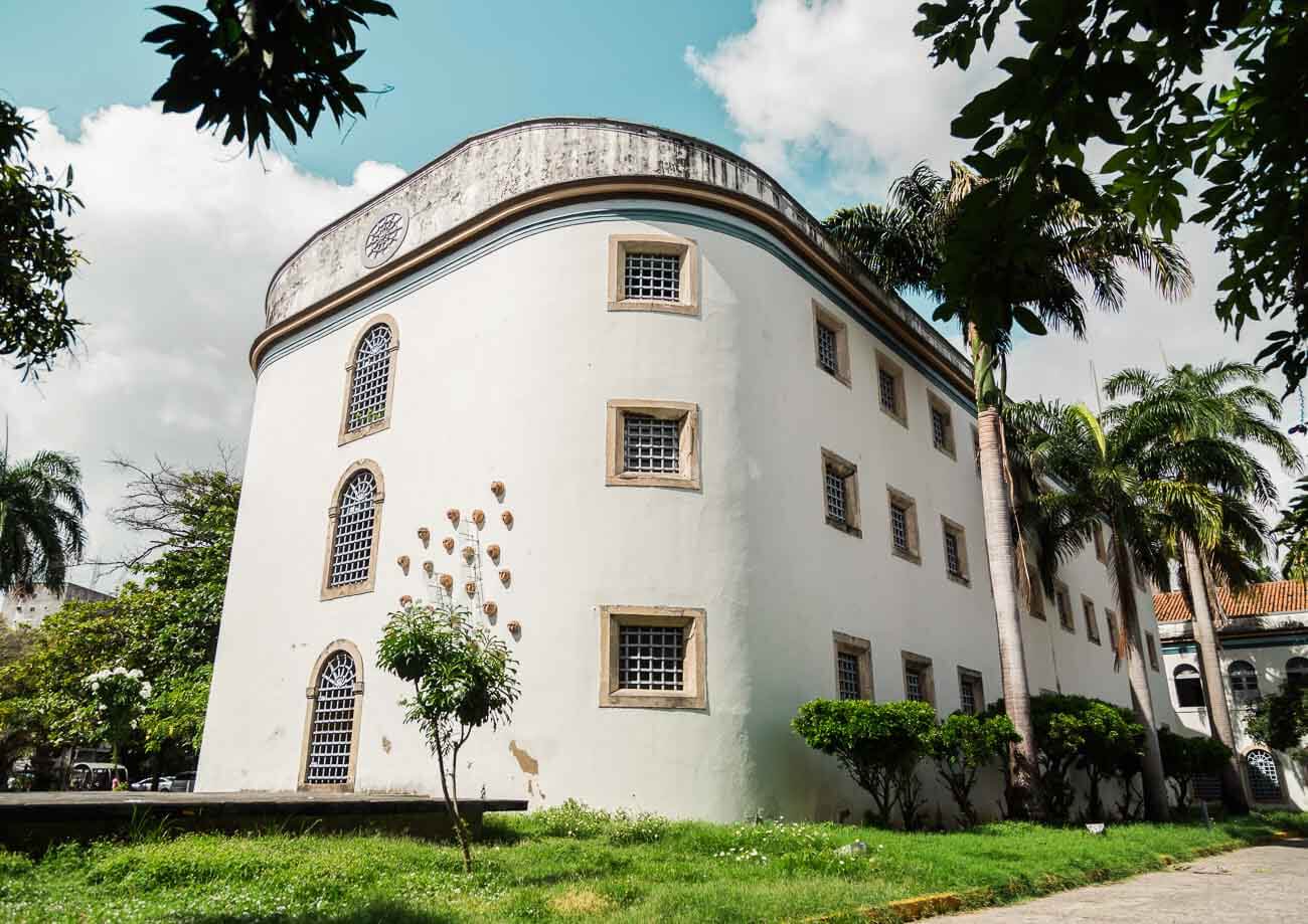 Fachada lateral da Casa da CUltura em Recife de três andares em prédio antigo.